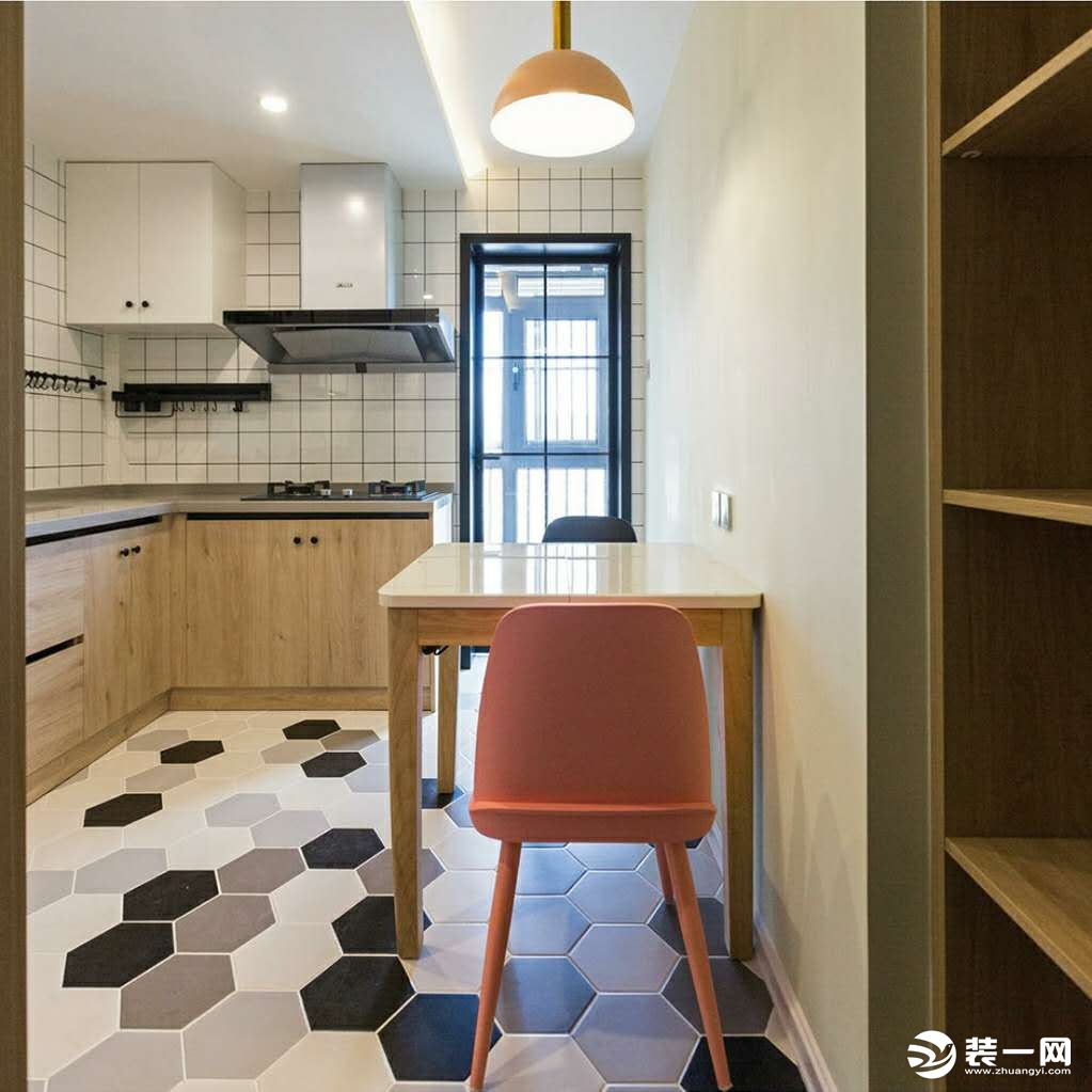 餐厅移动到了厨房，所以采用了折叠餐桌，平时收起来扩大了厨房的使用空间。