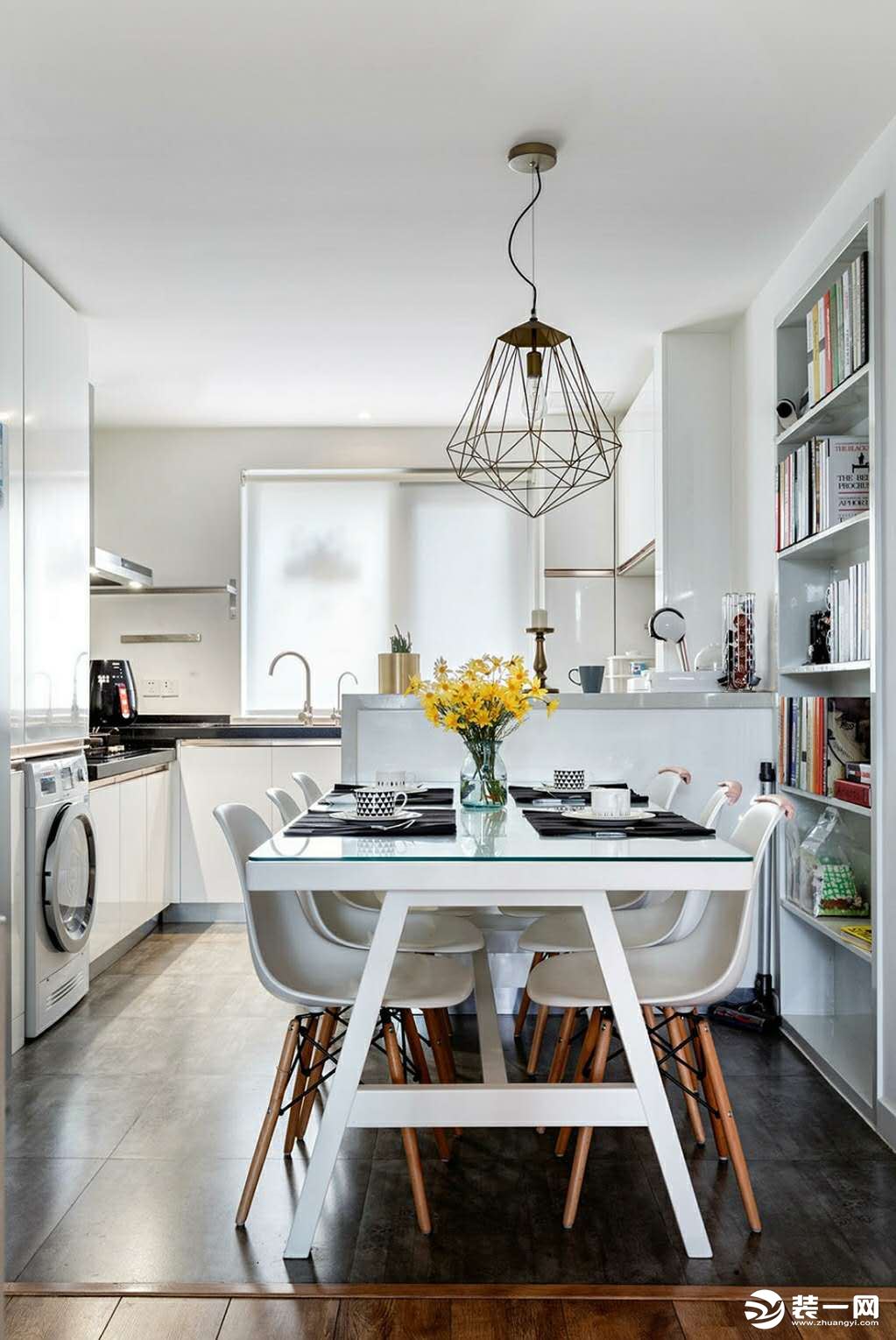 楼上开放式厨房和餐厅相连，整体颜色与楼下不同运用大面积的白色调，给一家人创造一个安静简洁的用餐环境。