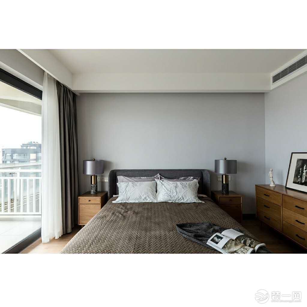 主卧空间，最能让人放松的私密空间，主卧床背景大面积留白，给空间带来另外一番干净利落的节奏感。