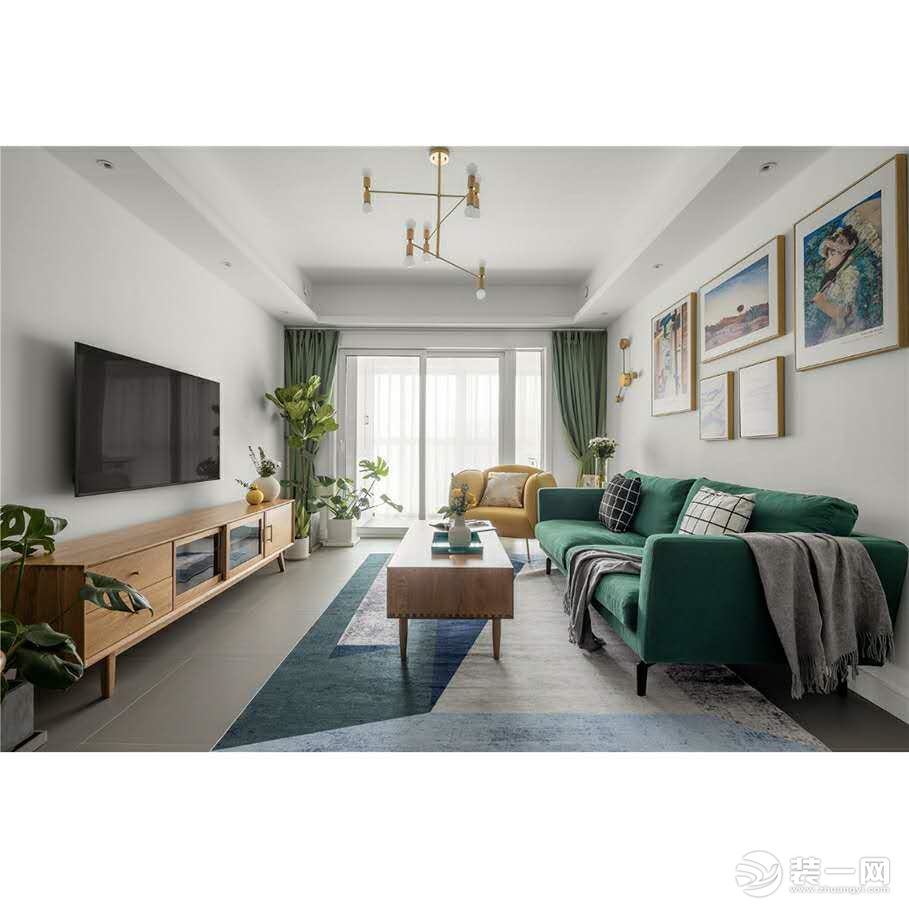 客厅白色打底，搭配墨绿色沙发，原木质感的家具，与北欧风十足的植物，让空间更加安逸。