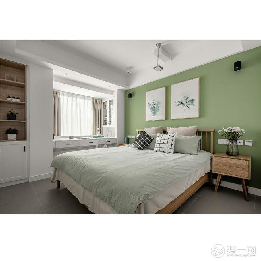 牛油果色的背景墙，搭配绿色植物挂画，再加入原木家具、棉麻质感的床品，随时给疲惫的身体一个温暖的拥抱。