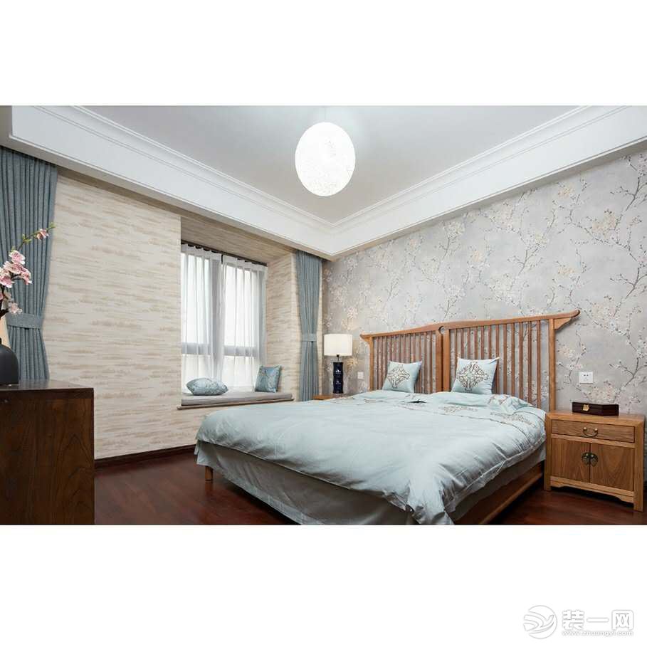 臥室床靠背選用藍色銀絲梅花壁紙，配襯簡潔別致的家具，營造書香氛圍，藍，白相間的壁紙床品互為映襯。