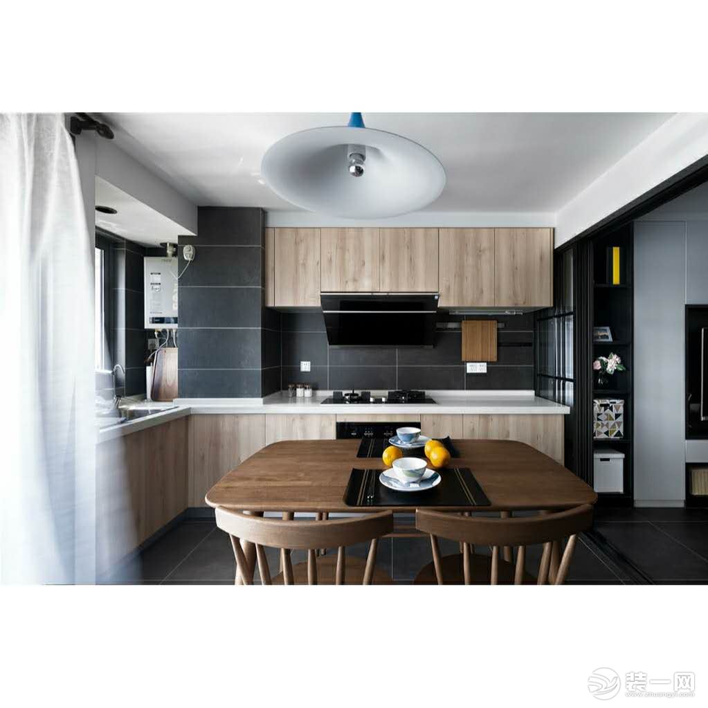 厨房选用深色的墙砖搭配浅色木纹使得厨房更有层次感。