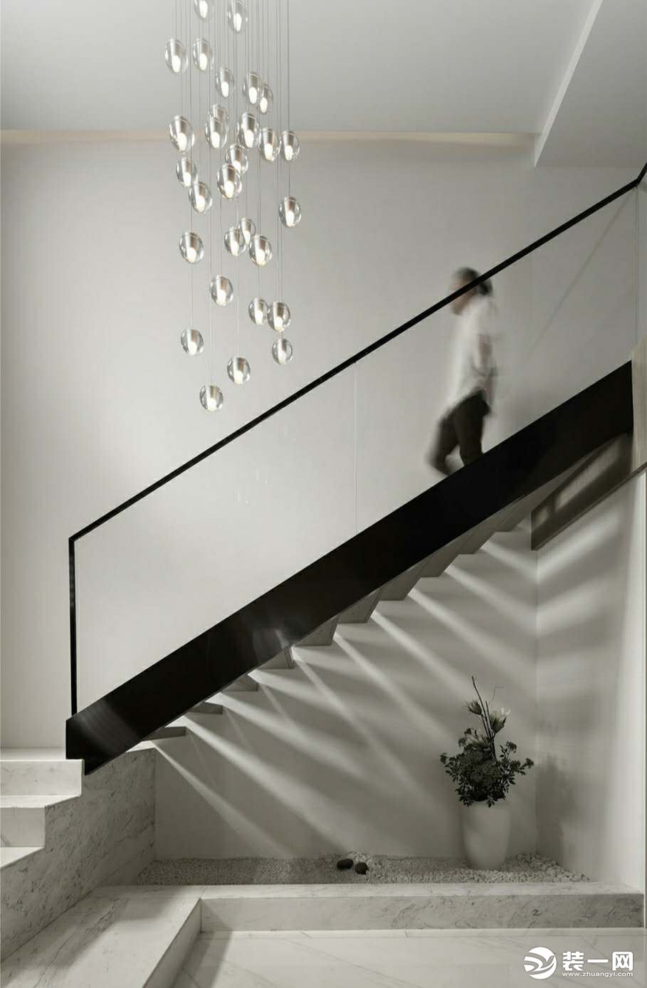 以门厅楼梯作为载体，巧用引光的设计手法，创造出既实用而赋有美感的光影效果，