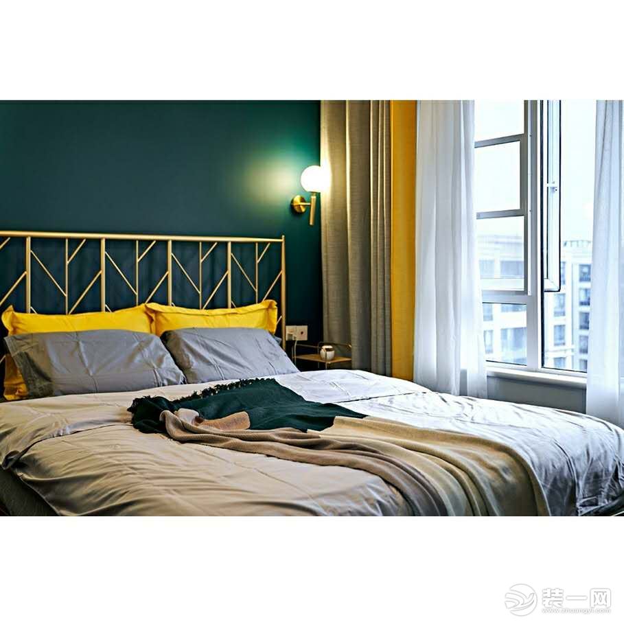 主卧床头沿用了客厅的墨绿色墙漆，配合叶脉造型的轻奢金属床头