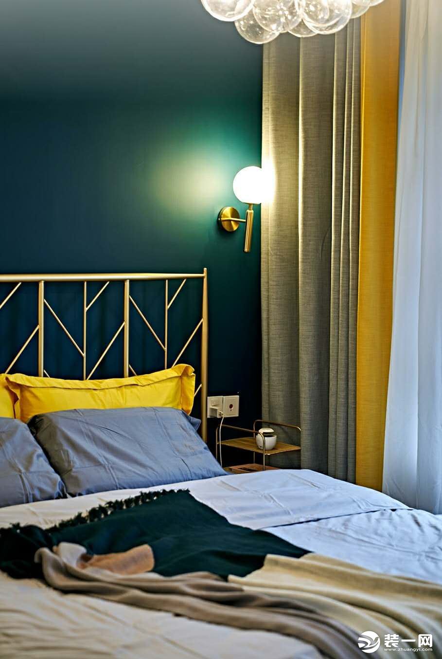主卧在家蘩装饰的选择上，以黄、白点缀墨绿，色彩上较之客厅也就更加的轻盈明快。