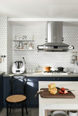 因为马赛克砖已经够繁琐了，所以墙面上只是设计了简洁的隔板，让厨房空间简洁，干净。