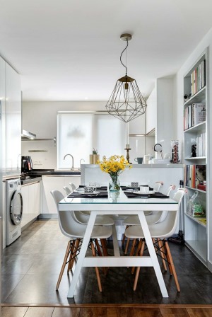 楼上开放式厨房和餐厅相连，整体颜色与楼下不同运用大面积的白色调，给一家人创造一个安静简洁的用餐环境。