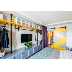 卧室的谷仓门，衣柜都沿用了整屋的蓝黄色调，中间黑色铁艺支撑柱和谷仓门的滑轨更像是连为一体的线条。