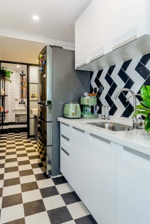 厨房整体选用了黑白搭配，地面为黑白棋格，地面操作台露出的地方则用长条面包砖铺成折线型。