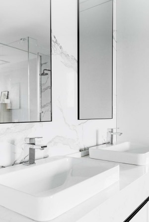 根据业主习惯，主卫设置双盆。根据二楼主卫的采光，砖和卫浴柜都选择白色。