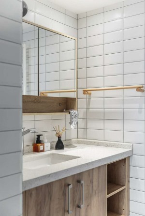 小白砖应该是文艺的标配，卫生间使用小白砖搭配上木色浴室柜就更加文艺了