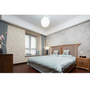 臥室床靠背選用藍色銀絲梅花壁紙，配襯簡潔別致的家具，營造書香氛圍，藍，白相間的壁紙床品互為映襯。