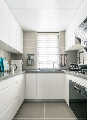 厨房不是很大，客户对厨房的要求就是干净整洁、易于打扫，因此墙面和地面都用了灰色的仿水泥砖。