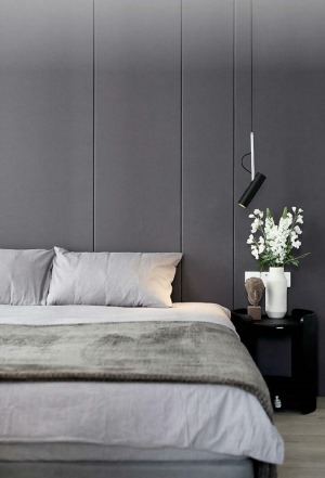 卧室是一个能完全放松自己，沉浸其中的空间。质感的软包背景墙、和与之色调相呼应的床品、精致的床头小吊灯