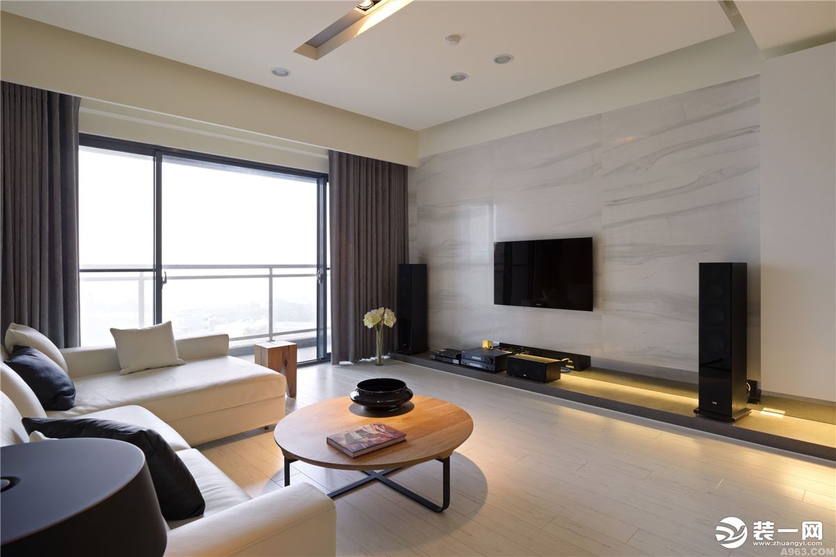 客厅使用黑、白、灰、原木色四种稳重简约的色系相互搭配，透过大面积落地窗引入自然光线