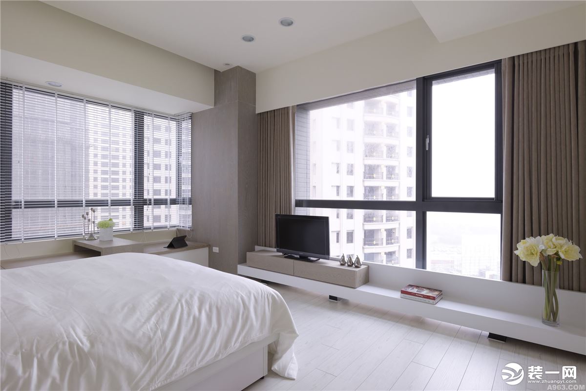 卧室，考量睡眠的舒适性，浅咖色亚麻窗帘搭配大量的白色以及米色，更显温馨质朴。