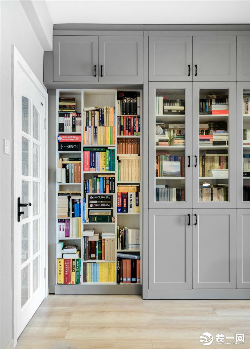 透明书柜简化设计，注重功能，翻阅查找书籍更为得心应手。一整面书架墙打造出一方丰富的阅读天地。