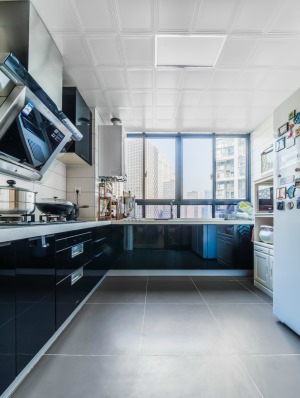 厨房选用黑白灰营造强烈效果，打造出洁净的烹饪空间。抽屉与柜子组合设计，收纳更便捷，反映出现代都市人进