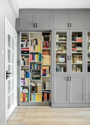 透明书柜简化设计，注重功能，翻阅查找书籍更为得心应手。一整面书架墙打造出一方丰富的阅读天地。