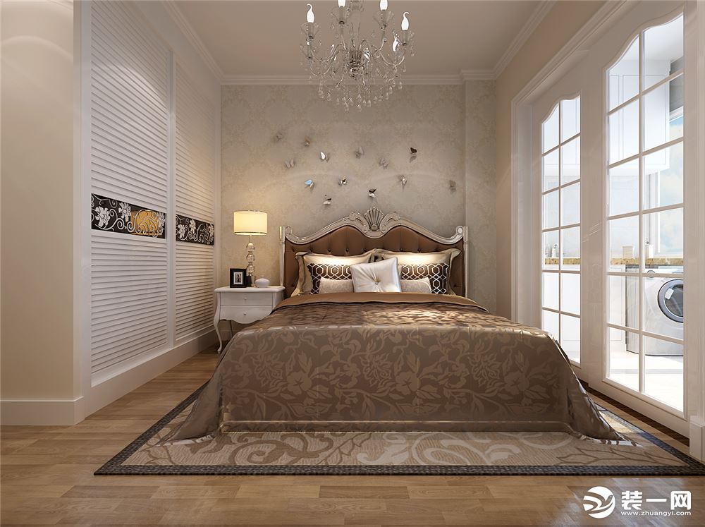 主卧室造型简约，床头背景墙才用了经典欧式图案的壁纸装饰，欧式描金的床品使整个空间色彩层次分明。