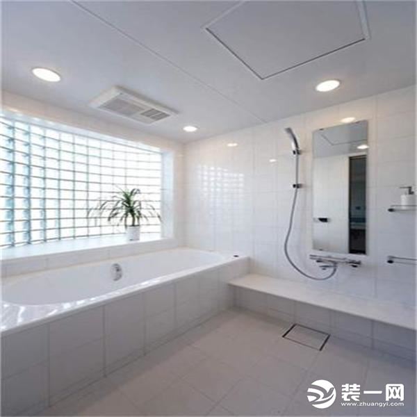 白色瓷砖的墙壁与地板，不仅显得干净整洁，还便于主人打扫。室内的大窗户，使得空气更加流通。