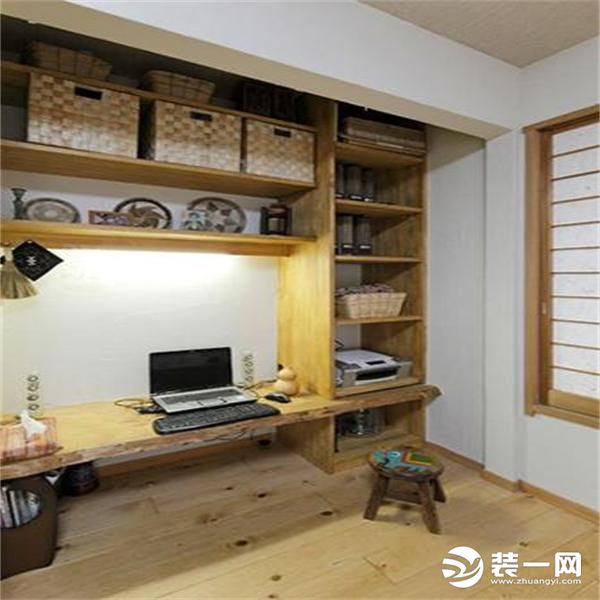 木质的地板，搭配木质的书桌，一体感一涌而出。开放式的分层收纳柜，使得物品的摆放一目了然。