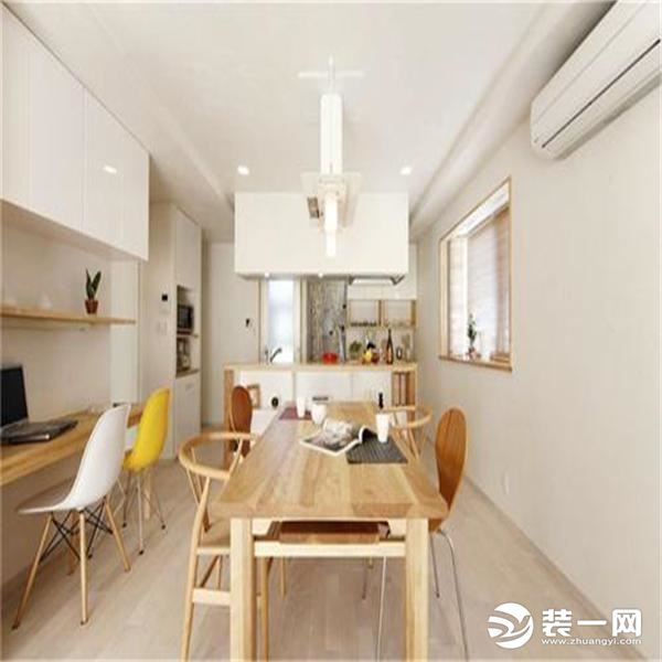 淡淡的木色搭配纯净的白色，营造出温馨的居家环境。悬空的白色收纳柜，既节省空间，还具有大容量的收纳效果