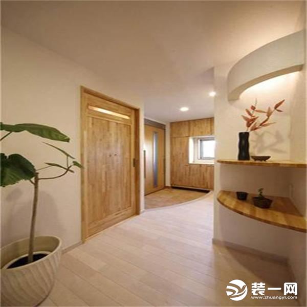 弯形的墙壁，柔和了整个空间。扇形的木质收纳架，放上装饰品等，使得空间更富有情调。
