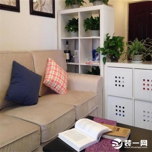 在白色的柜子上摆上绿色植物，客厅充满了大自然气息