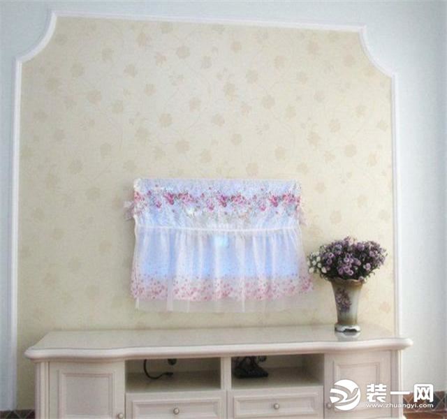 电视墙虽然有造型，但是还是蛮简单的，石膏装饰线和壁纸的结合，造价也不高。