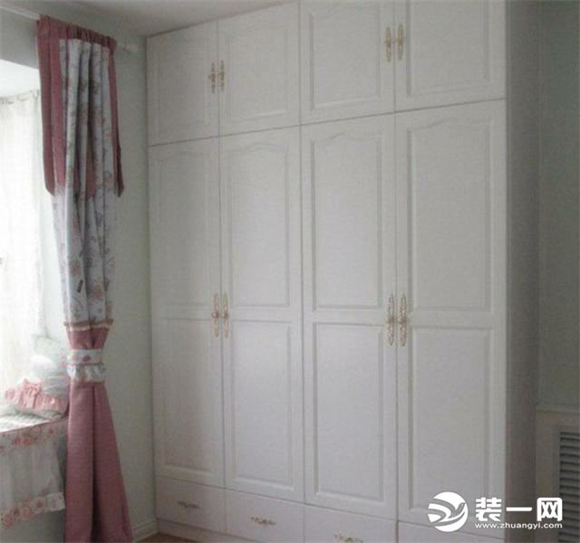 衣柜是做到顶的，也是白色，家里的家具都是白色的，显得很整洁。