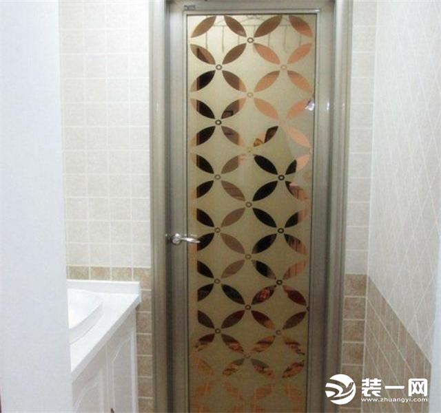 卫生间是干湿分离的，中间是一面墙体分隔出来淋浴区，很方便