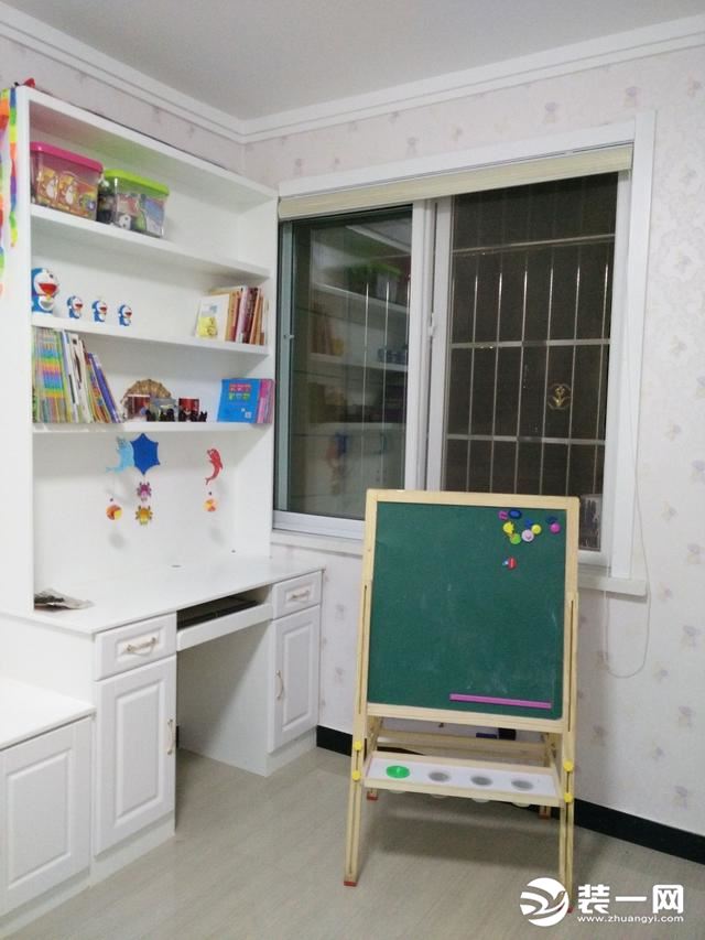 最小的屋子打造成书房，在现在孩子成长的时间，这个小屋兼具游戏室的功能。