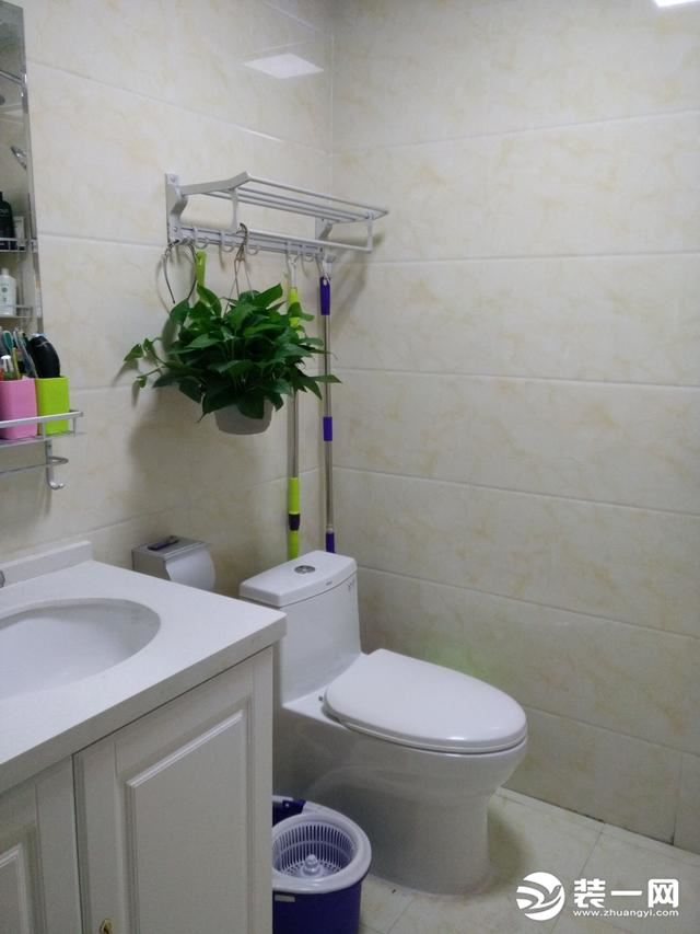 对于这个小三室来说唯一不足的就是卫生间的空间不大，初心想装淋浴房的想法泡汤不过拉上浴帘也是小有效果的