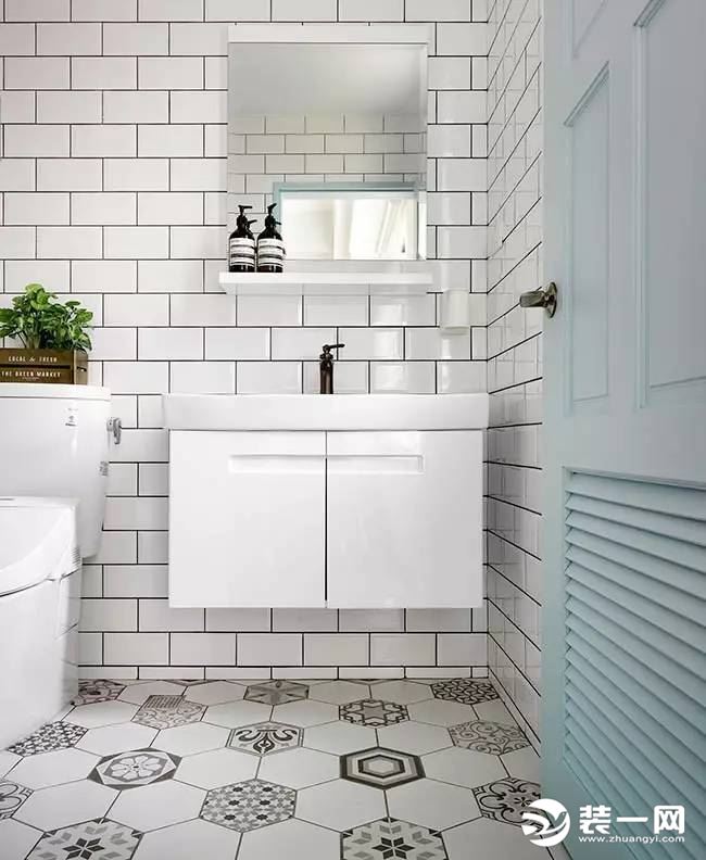 卫生间铺贴花色地砖和白色的墙砖，也是白色和蓝色的搭配，清新而且自然，简约却又不简单。