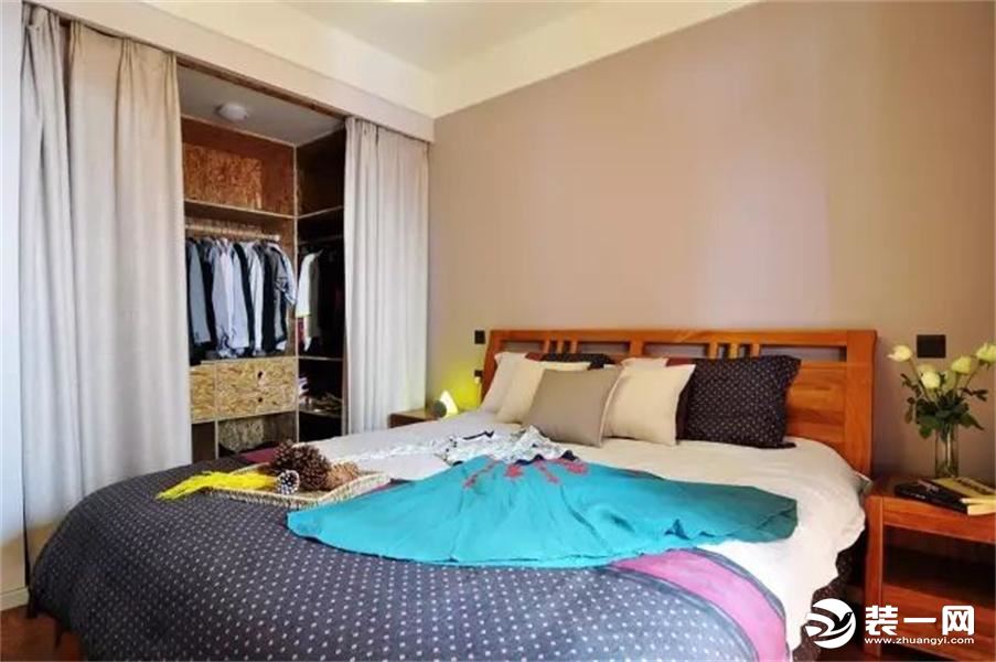 主卧室运用灰色和原木相互衬托，步入式衣帽间更是大胆采用布艺门帘，节省空间的同时还能随着时间随性更换