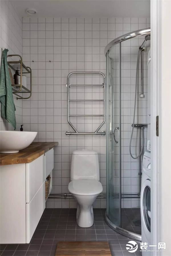 卫生间空间不大，独立的淋浴间，洗衣机放置在卫生间也不受影响，地面灰色的小方砖搭配白色的墙面瓷砖，时尚