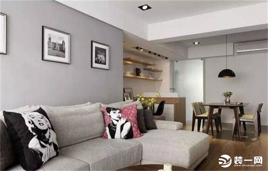 一组沙发也是灰白色的，从色彩上不仅起到一个过渡的作用，而且更易于与周围的环境搭配