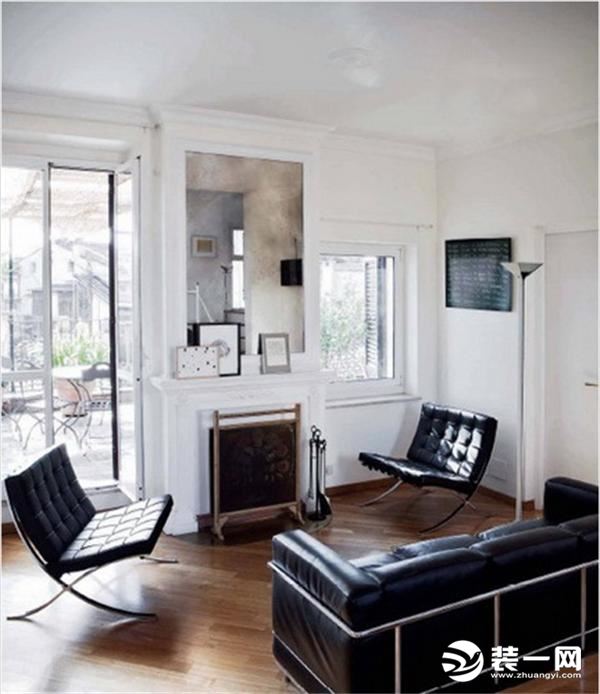 小户型复式装修设计白色空间搭配北欧风格的黑色沙发室内充足的光线和实木地板则中和了这种略带冰冷的极简风