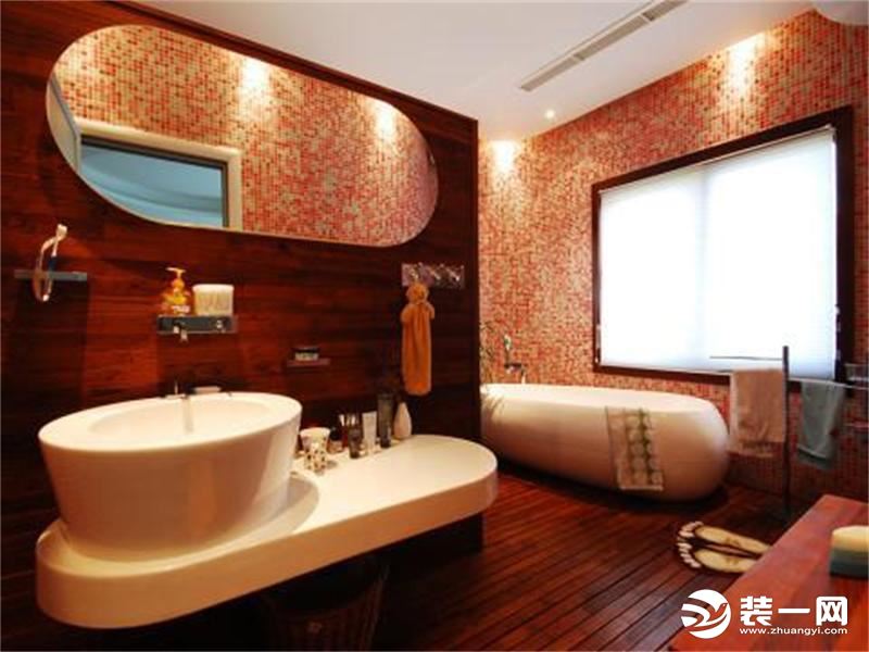 卫生间：木质的环境加上随性的浴缸，完美的释放过程！