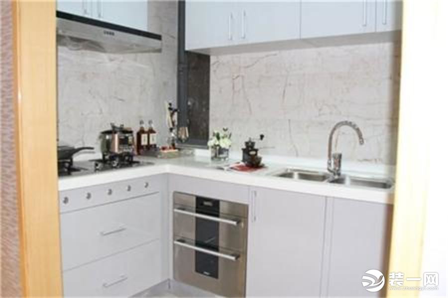 白色材料打造干净整洁的厨房，简洁的线条，明亮的灯光，让人感觉舒适。