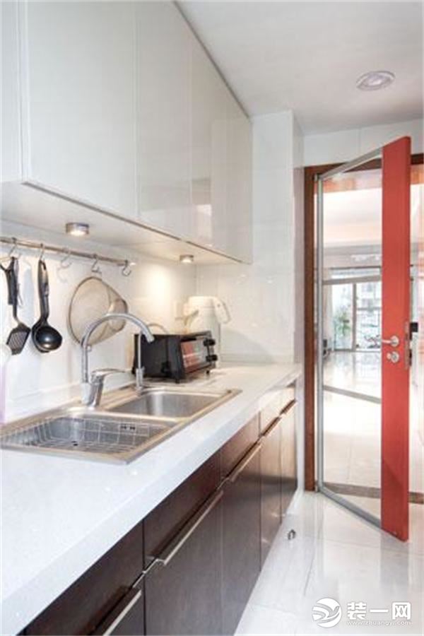 厨房的门可是设计师的巧心思。铝合金框玻璃门，但是设计师却悉心挑选了红色的中缝包边多了几分新中式的味道