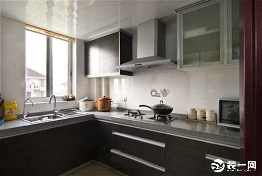 厨房用了灰色拉丝质感的整体厨柜，适合年轻人追求酷感的品位。