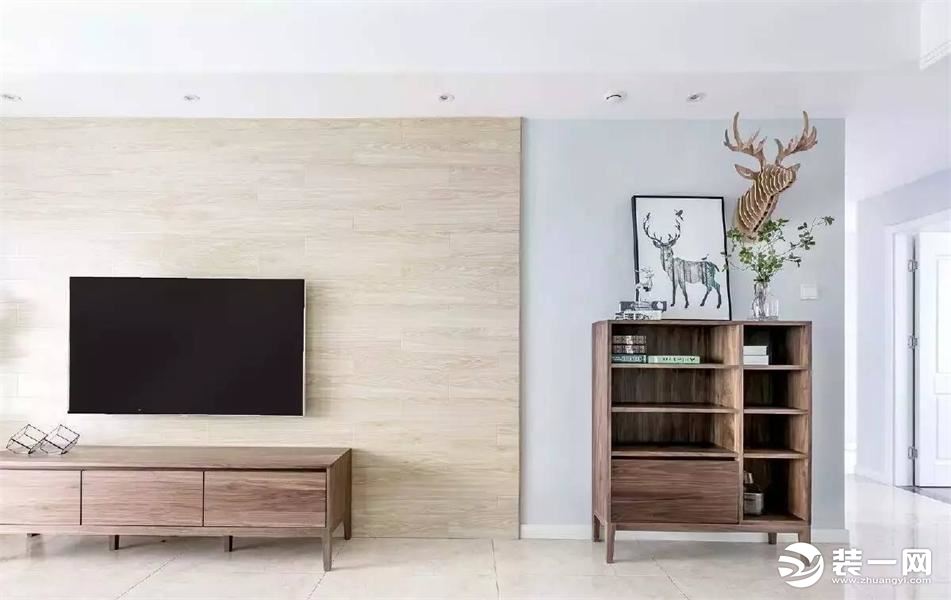 原木的电视背景墙，贴近自然感觉，这种木质的纹理铺陈下来大面积的使用，能带来一种轻松的闲适感