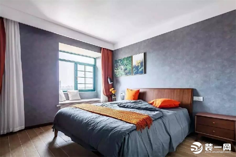 青灰色系的主卧室特别大气有木有，配上青色的床品还挺有品味，沉闷的色调这样嵌入红色橙色的布艺，更显活力