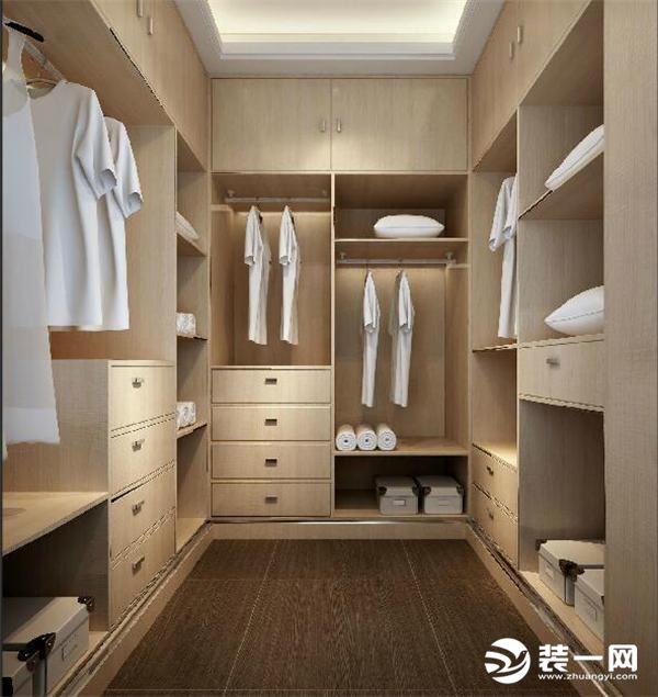 衣帽间，主卧隔出来一些空间和主卫生间连在一起，空间大概有7平米，都是现场打造的原木色的整体衣帽柜