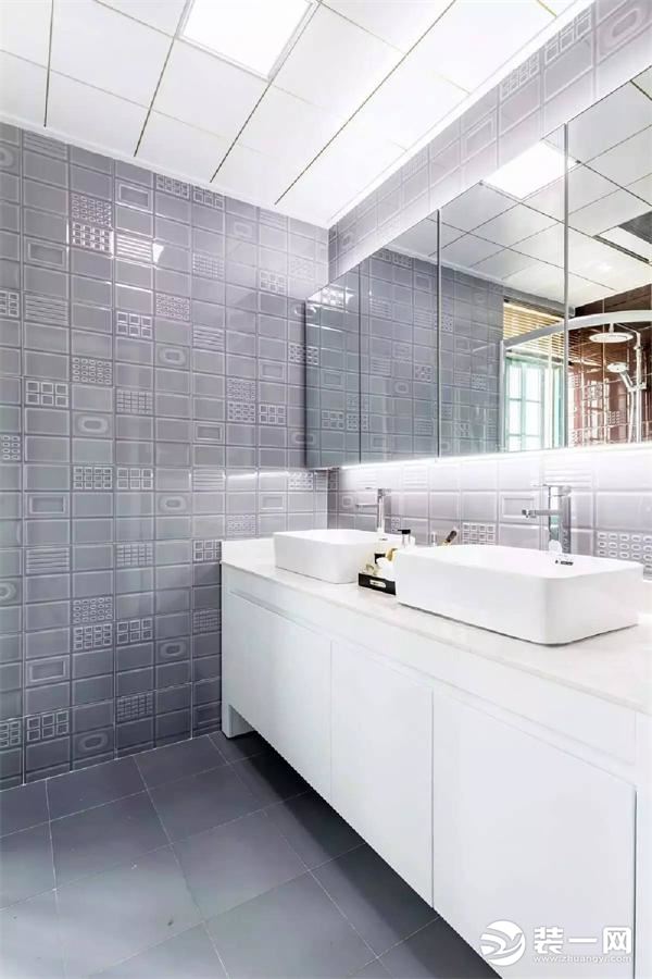 卫生间灰色调的墙地砖搭配白色的洁具，塑造出简约大气的效果，独立的淋浴间，镜子也是镜柜的款式，很实用