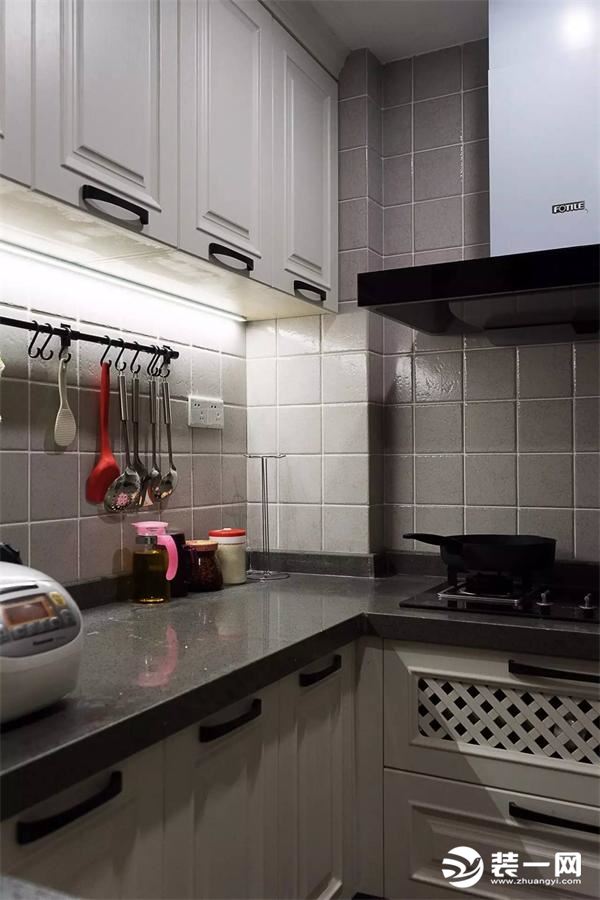 厨房还是比较紧凑的，墙面采用灰白色的小方砖，更显时尚精致。