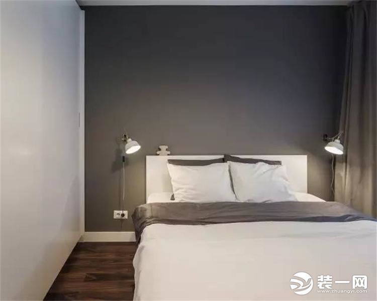 床头背景刷上了灰色的乳胶漆，和白灰的床品，让这个卧房尽显温馨